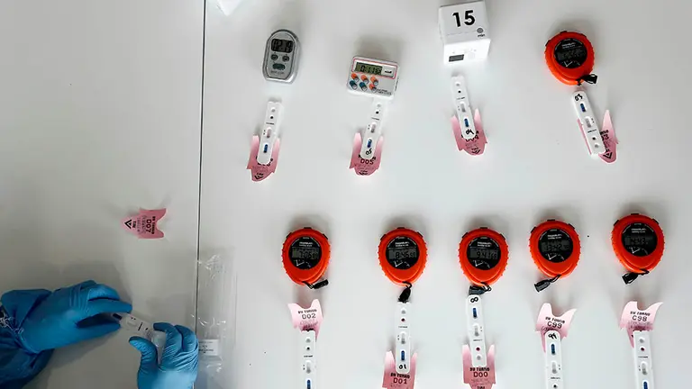 Una enfermera espera el resultado de las pruebas realizadas este viernes a personal sanitario y sociosanitario (residencias). La comunidad Foral comenzó en la jornada de ayer en Refena la realización de los test rápidos para detectar aquellos casos posibles activos o acumulados, se trata de una de las medidas para &#34;reforzar y adaptar los sistemas de detección y protección&#34; del COVID-19. EFE/ Jesús Diges