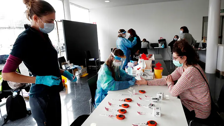 GRAFCAV4663. PAMPLONA, 17/04/2020.- Una enfermera realiza este viernes a personal sanitario y sociosanitario (residencias), el test rápido para detectar aquellos casos posibles activos o acumulados, se trata de una de las medidas para &#34;reforzar y adaptar los sistemas de detección y protección&#34; del COVID-19. EFE/ Jesús Diges
