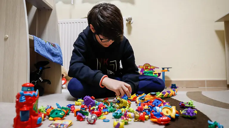 Un niño juega en su casa con unos muñecos cuando queda tan solo una semana para que niños y preadolescentes puedan salir a la calle durante el confinamiento por el coronavirus, en Valdemoro/Madrid (España) a 20 de abril de 2020.

COVID-19;PANDEMIA;ENFERMEDAD;CORONAVIRUS;CONFINAMIENTO

20/4/2020