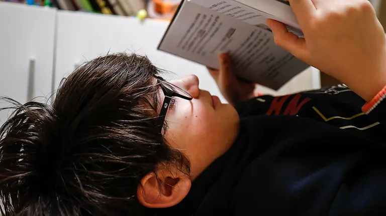 Un niño lee en su cuarto cuando queda tan solo una semana para que niños y preadolescentes puedan salir a la calle durante el confinamiento por el coronavirus, en Valdemoro/Madrid (España) a 20 de abril de 2020.

COVID-19;PANDEMIA;ENFERMEDAD;CORONAVIRUS;CONFINAMIENTO;INFANCIA

20/4/2020