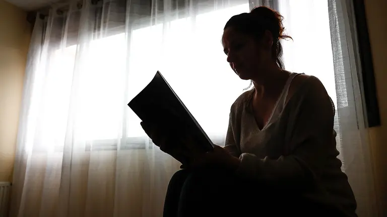 Una mujer lee en su casa cuando queda tan solo una semana para que niños y preadolescentes puedan salir a la calle durante el confinamiento por el coronavirus, en Valdemoro/Madrid (España) a 20 de abril de 2020.

COVID-19;PANDEMIA;ENFERMEDAD;CORONAVIRUS;CONFINAMIENTO;INFANCIA

20/4/2020