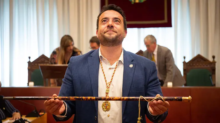 El alcalde de Badalona (Barcelona), Àlex Pastor, el día de su investidura. EUROPA PRESS