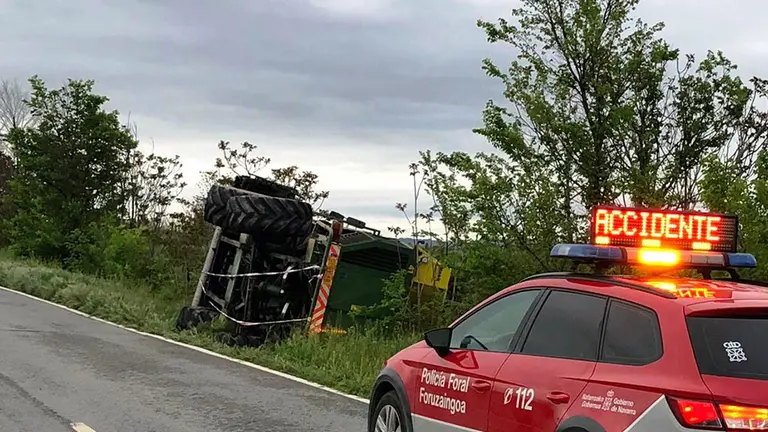 Una cosechadora de guisantes volcada en el término municipal de Murillo el Cuende. POLICÍA FORAL