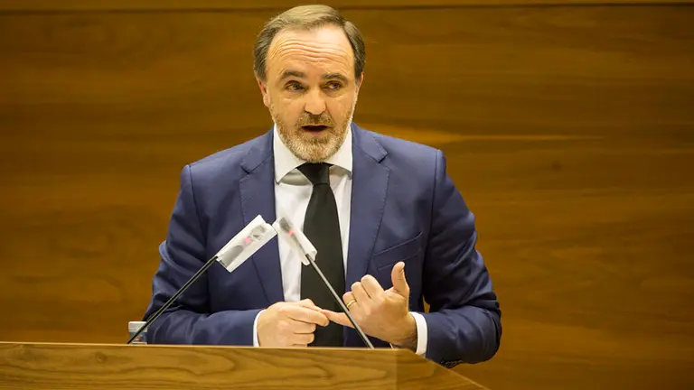 Pleno del parlamento de Navarra durante la crisis del coronavirus celebrado el 21 de abril de 2020 (4)