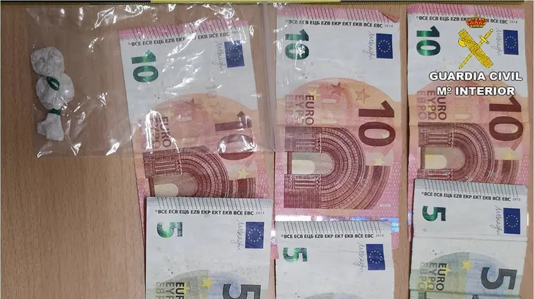 Dinero y droga localizada en la operación. Guardia Civil.