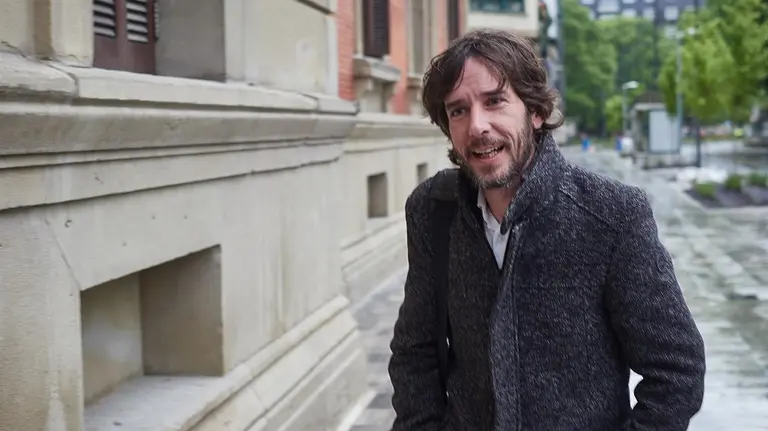 El portavoz de Podemos Navarra, Mikel Buil García, a su llegada al pleno del Parlamento de Navarra. EDUARDO SANZ - EUROPA PRESS