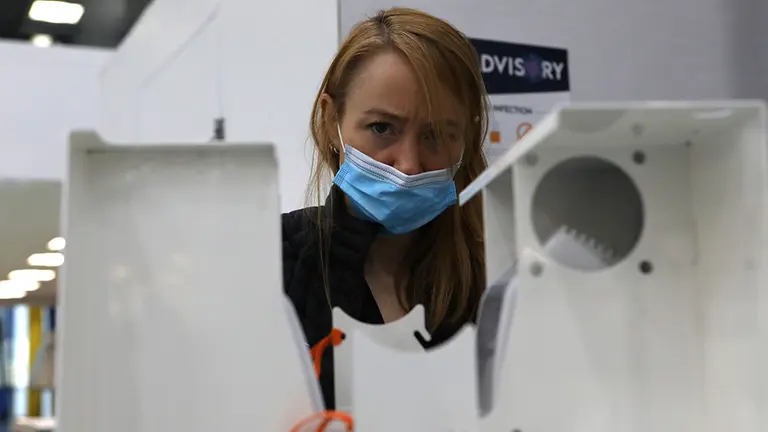 April 20, 2020 - Queens, New York, United States: Employee of Boyce Technologies in his Long Island City, NY factory where he repurposed the facility to make ventilators for New York City to assist during the coronavirus pandemic. The FDA-approved devices built by Boyce are “bridge” ventilators — a boiled-down version of the full-fledged device capable of providing many of the functions, but at a fraction of the size and price. Typical ventilators can cost upward of $50,000, while these go for a much more modest $3,300.  New York has purchased 3,000 Bridge ventilators for $10 million as part of the new effort to manufacture the needed devices here at home. (James Messerschmidt / Contacto)
ONLY FOR USE IN SPAIN

April 20, 2020 - Queens, New York, United States: Employee of Boyce Technologies in his Long Island City, NY factory where he repurposed the facility to make ventilators for New York City to assist during the coronavirus pandemic. The FDA-approved devices built by Boyce are “bridge” ventilators — a boiled-down version of the full-fledged device capable of providing many of the functions, but at a fraction of the size and price. Typical ventilators can cost upward of $50,000, while these go for a much more modest $3,300.  New York has purchased 3,000 Bridge ventilators for $10 million as part of the new effort to manufacture the needed devices here at home. (James Messerschmidt / Contacto)

20/4/2020 ONLY FOR USE IN SPAIN