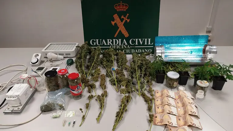 Droga y material incautados en Lodosas. GUARDIA CIVIL DE NAVARRA