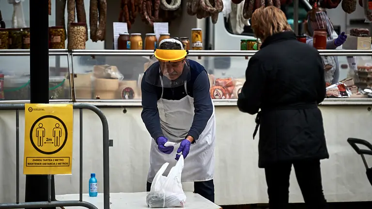 Primer día del mercadillo al aire libre de Villava desde que se decretó el Estado de Alarma. PABLO LASAOSA