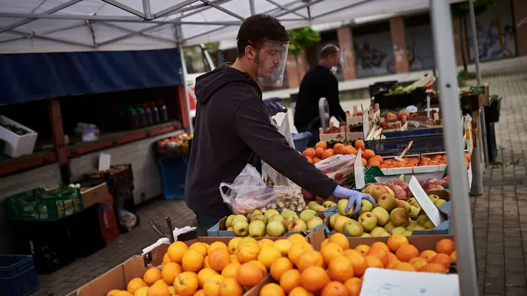 Primer día del mercadillo al aire libre de Villava desde que se decretó el Estado de Alarma. PABLO LASAOSA