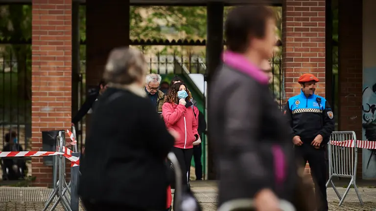 Primer día del mercadillo al aire libre de Villava desde que se decretó el Estado de Alarma. PABLO LASAOSA