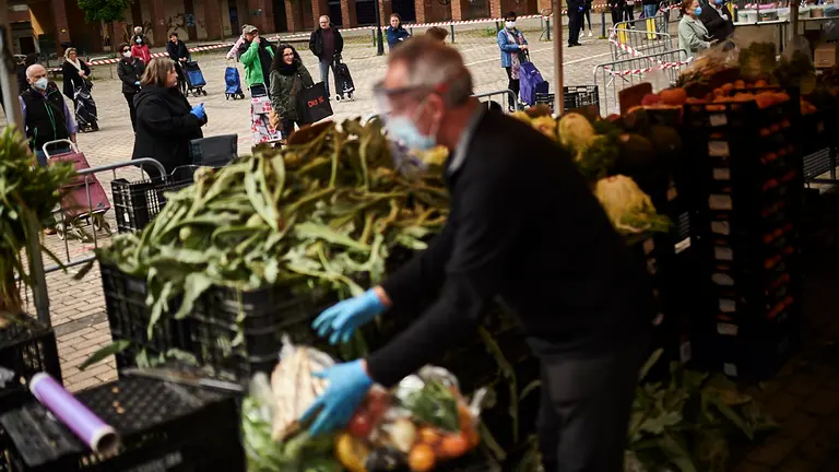 Primer día del mercadillo al aire libre de Villava desde que se decretó el Estado de Alarma. PABLO LASAOSA