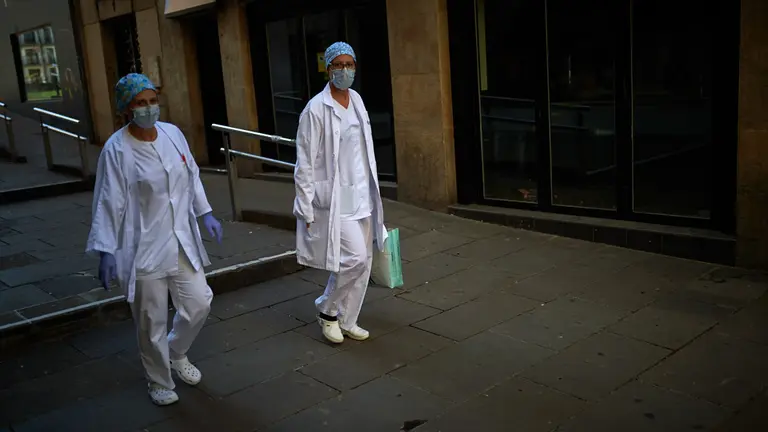Una medica y una enfermera de atención domiciliaria en el casco viejo durante la crisis por coronavirus en Pamplona. Miguel Osés