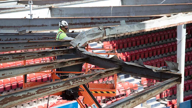Retirada de la cubierta en la zona de la Tribuna norte en El Sadar. CA Osasuna.
