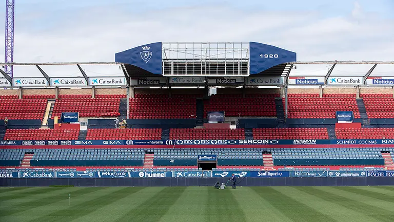 Retirada de la cubierta y del videomarcador en tribuna norte de El Sadar. CA Osasuna.