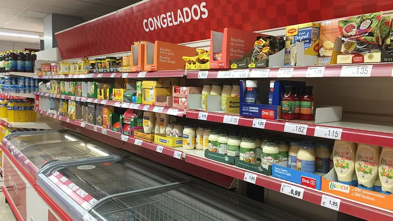 Estanterías con alimentos en un supermercado de Pamplona. Navarra.com