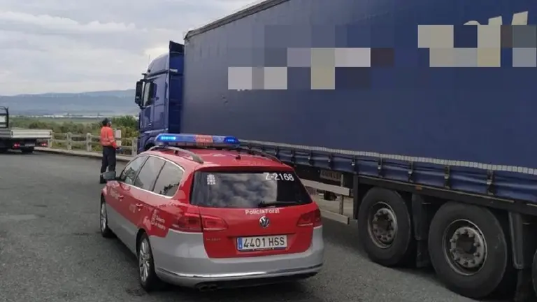 Agentes interceptan en la AP-15 a un camionero que ha dado positivo en drogas. POLICÍA FORAL