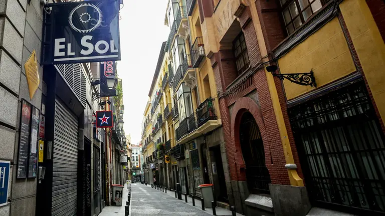 Entrada a la Sala de Conciertos El Sol, cerrada temporalmente por el coronavirus y un día después de que teatros y salas de conciertos hayan anunciado que ven &#34;inviable e insostenible&#34; una reapertura en España con reducción de aforo, en Madrid (España). Europa Press.