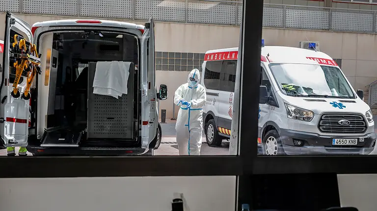 Un trabajador sanitario protegido totalmente en la zona donde acaban de recibir a un paciente con coronavirus para ser atendido en el Hospital Arnau de Vilanova, en Valencia, Comunidad Valenciana, (España), a 24 de abril de 2020.

24 ABRIL 2020;COVID19;CORONAVIRUS;EPIDEMIA;PANDEMIA;HOSPITAL VILANOVA;VALENCIA

24/4/2020