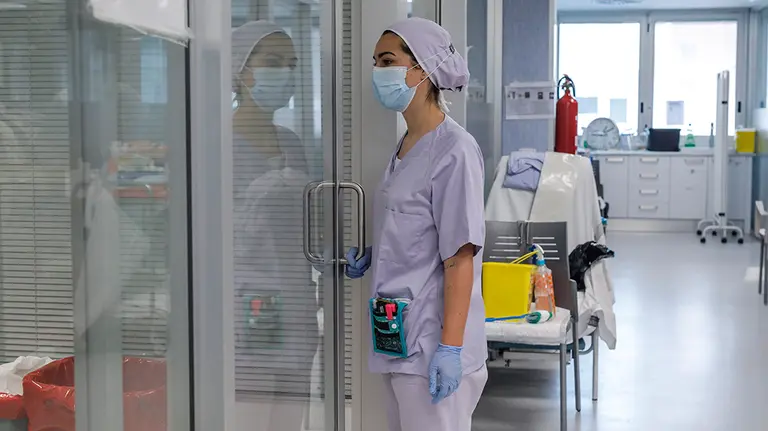 Trabajadores sanitarios totalmente protegidos atienden a un paciente con coronavirus ingresado en la UCI del Hospital Arnau de Vilanova, en Valencia, Comunidad Valenciana, (España), a 24 de abril de 2020.

24 ABRIL 2020;COVID19;CORONAVIRUS;EPIDEMIA;PANDEMIA;HOSPITAL VILANOVA;VALENCIA

24/4/2020