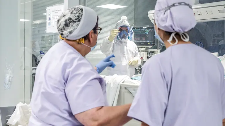 Trabajadores sanitarios totalmente protegidos atienden a un paciente con coronavirus ingresado en la UCI del Hospital Arnau de Vilanova, en Valencia, Comunidad Valenciana, (España), a 24 de abril de 2020.

24 ABRIL 2020;COVID19;CORONAVIRUS;EPIDEMIA;PANDEMIA;HOSPITAL VILANOVA;VALENCIA

24/4/2020