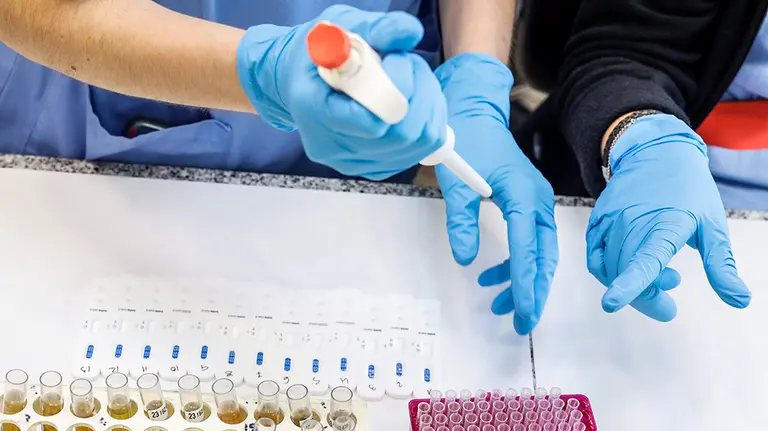 Personal sanitario trabaja en el laboratorio de Covid-19 en el Hospital Arnau de Vilanova donde hay pacientes infectados con el virus, en Valencia, Comunidad Valenciana, (España), a 24 de abril de 2020.

24 ABRIL 2020;COVID19;CORONAVIRUS;EPIDEMIA;PANDEMIA;HOSPITAL VILANOVA;VALENCIA

24/4/2020