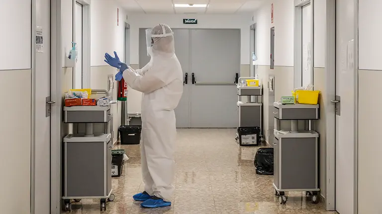 Un trabajador sanitario se dispone a entrar en una habitación del Hospital Arnau de Vilanova donde hay pacientes infectados con el virus, en Valencia, Comunidad Valenciana, (España), a 24 de abril de 2020.

24 ABRIL 2020;COVID19;CORONAVIRUS;EPIDEMIA;PANDEMIA;HOSPITAL VILANOVA;VALENCIA

24/4/2020