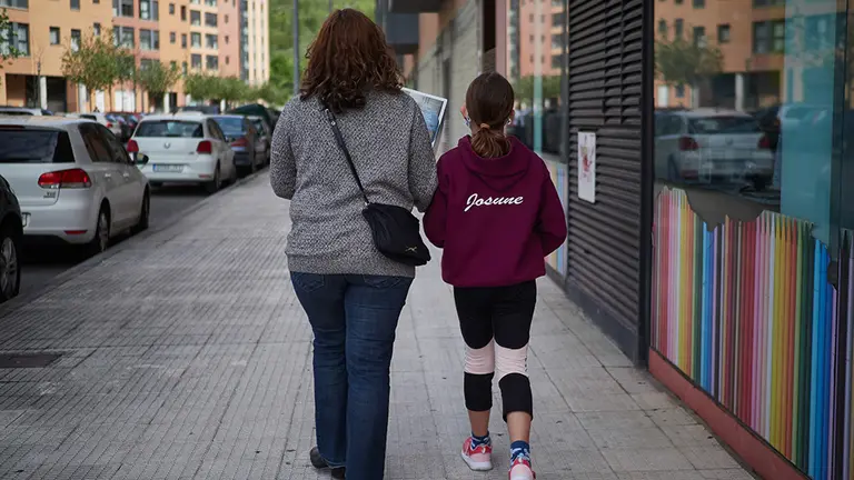 Un niño acompañan a su madre a hacer la compra durante el Estado de Alarma decretado por el Gobierno de España como consecuencia del coronavirus COVID-19. En Pamplona, Navarra, España. A 24 de abril de 2020.

Un niño acompañan a su madre a hacer la compra durante el Estado de Alarma decretado por el Gobierno de España como consecuencia del coronavirus COVID-19. En Pamplona, Navarra, España. A 24 de abril de 2020.


24/4/2020