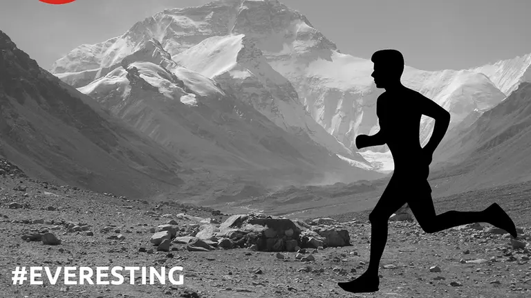 Imagen del reto solidario para ascender al Everest por la escaleras de casa. Cedida.