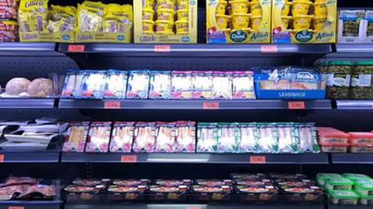 Líneal del supermercado donde están los sandwiches CEDIDA