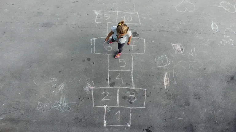 Niño jugando en la calle

Niño jugando en la calle


24/4/2020