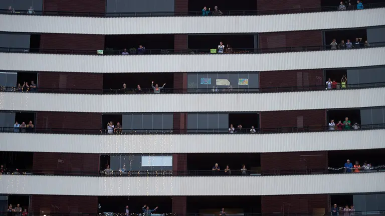 Caravana de vehiculos de emergencia que acuden al aplauso diario en Ripagaina. Miguel Osés