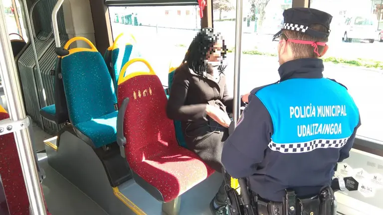 Control de movilidad en una villavesa en Pamplona POLICÍA MUNICIPAL DE PAMPLONA