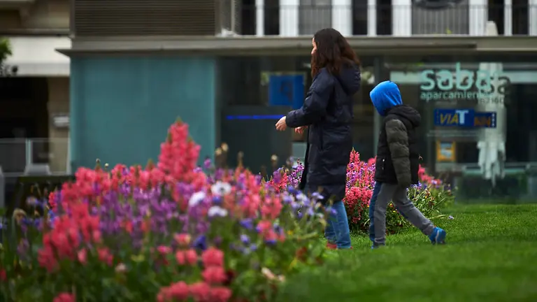 Los niños vuelven a la calle tras la declaración del Estado de alarma por la crisis del coronavirus. PABLO LASAOSA