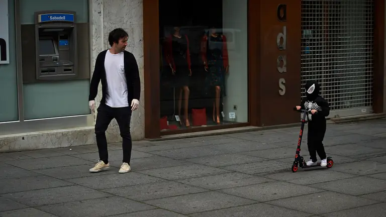 Los niños salen a la calle tras 43 días de confinamiento en casa por la crisis del coronavirus. Miguel Osés
