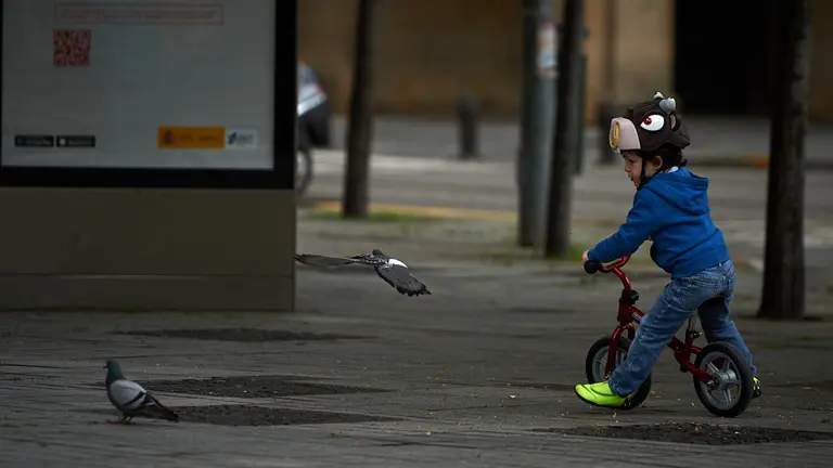 Los niños salen a la calle tras 43 días de confinamiento en casa por la crisis del coronavirus. Miguel Osés