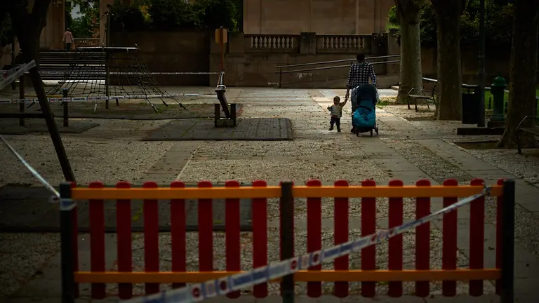 Los niños salen a la calle tras 43 días de confinamiento en casa por la crisis del coronavirus. Miguel Osés