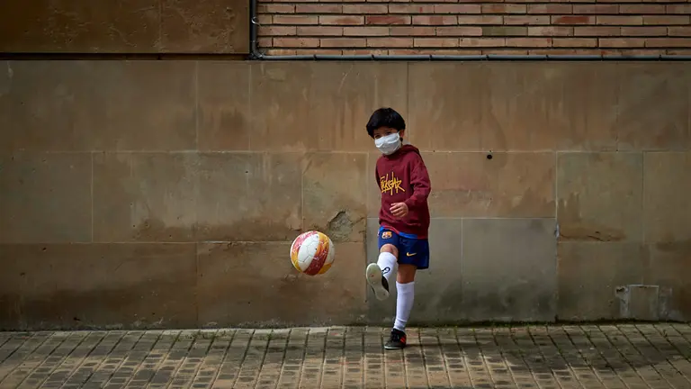 Los niños salen a la calle tras 43 días de confinamiento en casa por la crisis del coronavirus. Miguel Osés