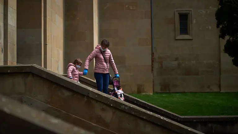 Los niños salen a la calle tras 43 días de confinamiento en casa por la crisis del coronavirus. Miguel Osés