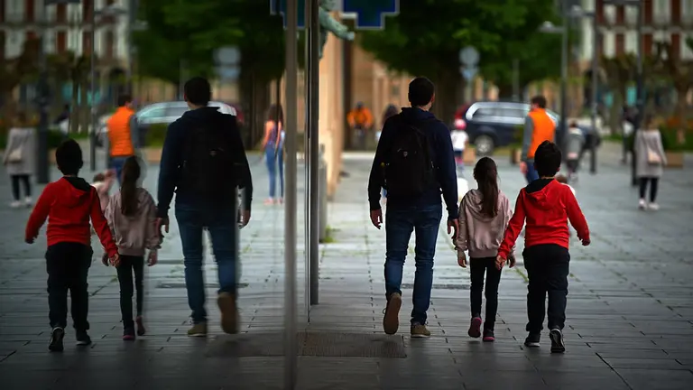 Los niños salen a la calle tras 43 días de confinamiento en casa por la crisis del coronavirus. Miguel Osés