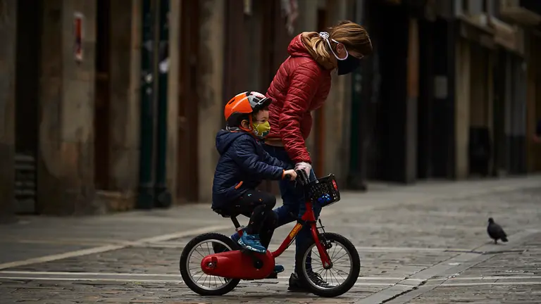 Los niños vuelven a la calle tras la declaración del Estado de alarma por la crisis del coronavirus. PABLO LASAOSA