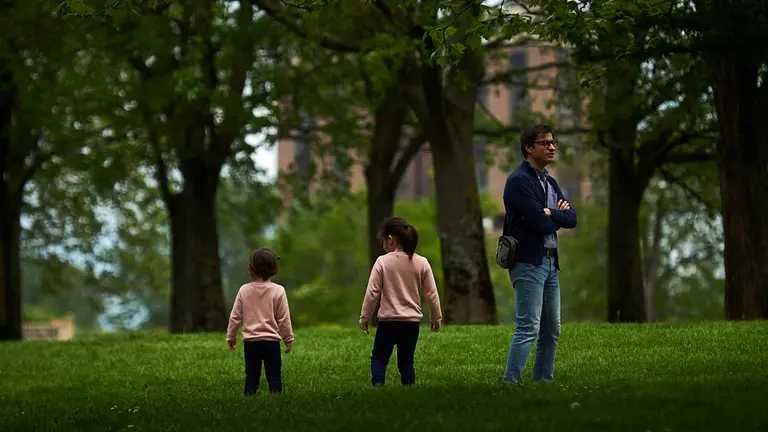Los niños vuelven a la calle tras la declaración del Estado de alarma por la crisis del coronavirus. PABLO LASAOSA