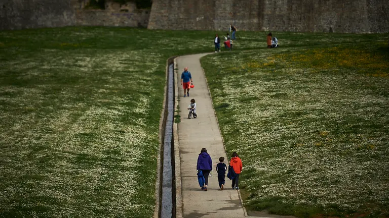 Los niños vuelven a la calle tras la declaración del Estado de alarma por la crisis del coronavirus. PABLO LASAOSA