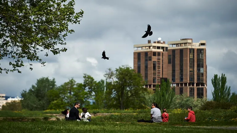 Los niños vuelven a la calle tras la declaración del Estado de alarma por la crisis del coronavirus. PABLO LASAOSA