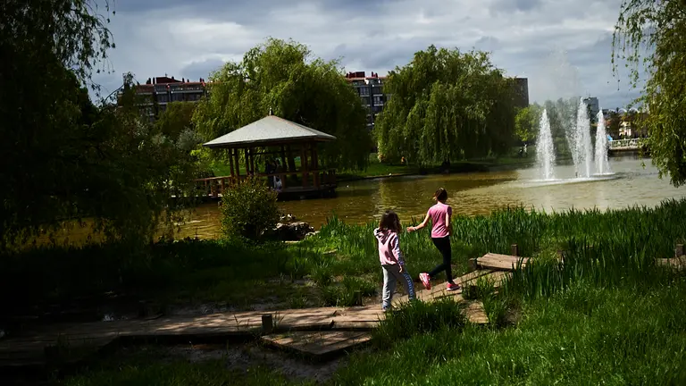 Los niños vuelven a la calle tras la declaración del Estado de alarma por la crisis del coronavirus. PABLO LASAOSA