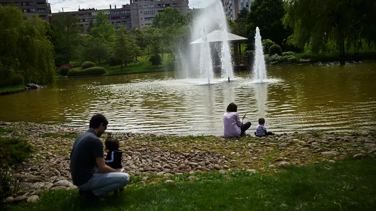 Los niños vuelven a la calle tras la declaración del Estado de alarma por la crisis del coronavirus. PABLO LASAOSA