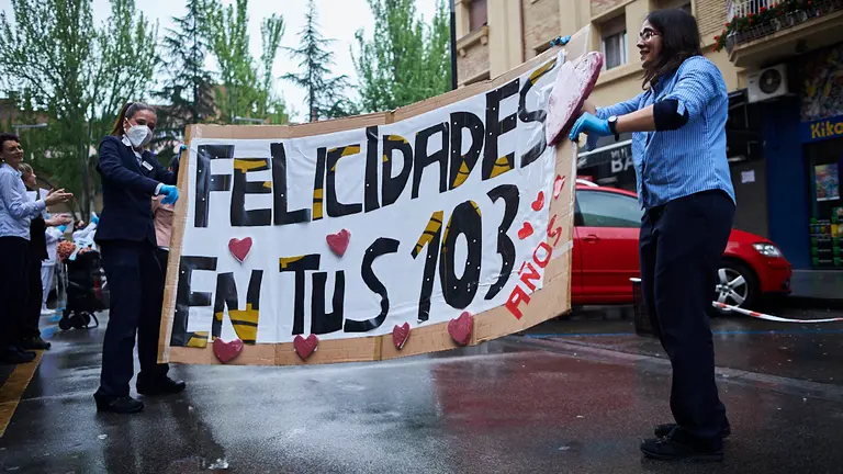 ASVONA, Protección Civil y las empleadas del supermercado BM celebran el cumpleaños de María Jesús González, que cumple 103 años. PABLO LASAOSA