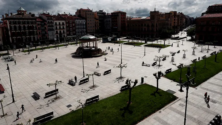 GRAFCAV4929. PAMPLONA, 26/04/2020.- Aspecto de la Plaza del castillo a las 12 h de este domingo donde pequeños y mayores disfrutan jugando en una jornada donde acaba el confinamiento para los menores de 14 años que pueden salir a la calle pero siempre respetando las normas que establece este nuevo decreto de estado de alarma por el coronavirus. Tendrán que ir acompañados de un adulto, podrán salir un máximo de tres niños por adulto, podrán salir a la calle un tiempo máximo de una hora a una distancia no superior de un kilómetro de su domicilio y en un horario de 9:00 de la mañana a 21:00 horas de la noche. Se les permitirá correr, saltar y hacer ejercicio, e incluso podrán salir con juguetes, pero no podrán usar los parques. EFE/ Jesús Diges
