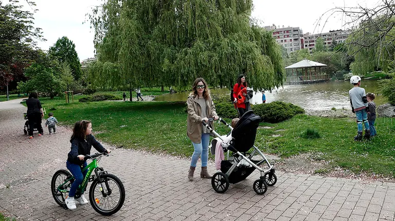 GRAFCAV4929. PAMPLONA, 26/04/2020.- Pequeños y mayores disfrutan jugando en el parque de Yamaguchi en una día donde acaba el confinamiento para los menores de 14 años que pueden salir a la calle pero siempre respetando las normas que establece este nuevo decreto de estado de alarma por el coronavirus. Tendrán que ir acompañados de un adulto, podrán salir un máximo de tres niños por adulto, podrán salir a la calle un tiempo máximo de una hora a una distancia no superior de un kilómetro de su domicilio y en un horario de 9:00 de la mañana a 21:00 horas de la noche. Se les permitirá correr, saltar y hacer ejercicio, e incluso podrán salir con juguetes, pero no podrán usar los parques. EFE/ Jesús Diges
