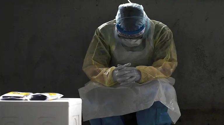 26 April 2020, Malaysia, Kuantan: A member of the Malaysian health ministry rests  at coronavirus (COVID-19) drive-through medical tent. Photo: Mohd Faizol Aziz/BERNAMA/dpa
ONLY FOR USE IN SPAIN

26 April 2020, Malaysia, Kuantan: A member of the Malaysian health ministry rests  at coronavirus (COVID-19) drive-through medical tent. Photo: Mohd Faizol Aziz/BERNAMA/dpa

26/4/2020 ONLY FOR USE IN SPAIN